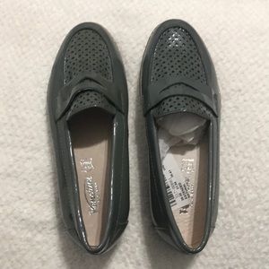 Nwt girls gray patent leather loafer size 31